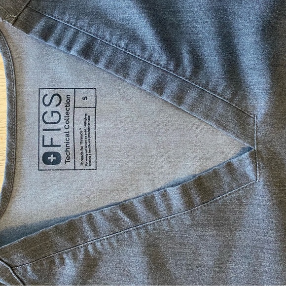 FIGS Casma 3-pocket scrub top in Graphite - small - Picture 3 of 4